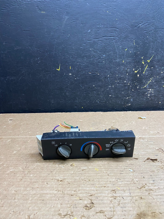2001 - 2007 GMC Chevrolet Express 1500 Climate Control A/C W3181 DG0