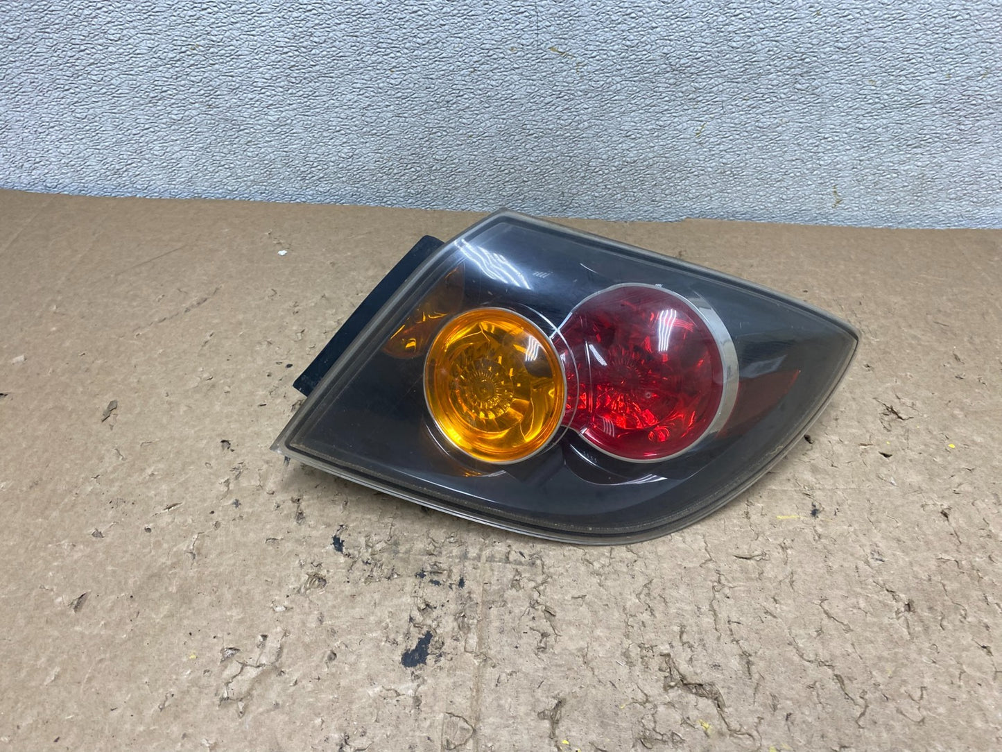 2004 2005 2006 Mazda 3 Hatchback Right Passenger Side Tail Light OEM V0698 DW0