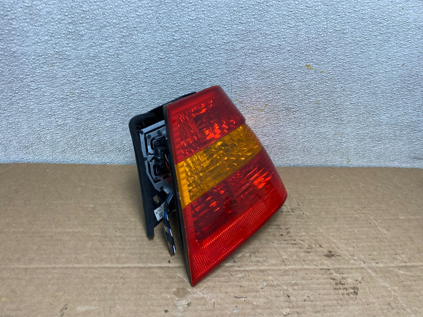 2002 -  2005 BMW 3 E46 Series Right Passenger RH Side Tail Light Z1430 DW2