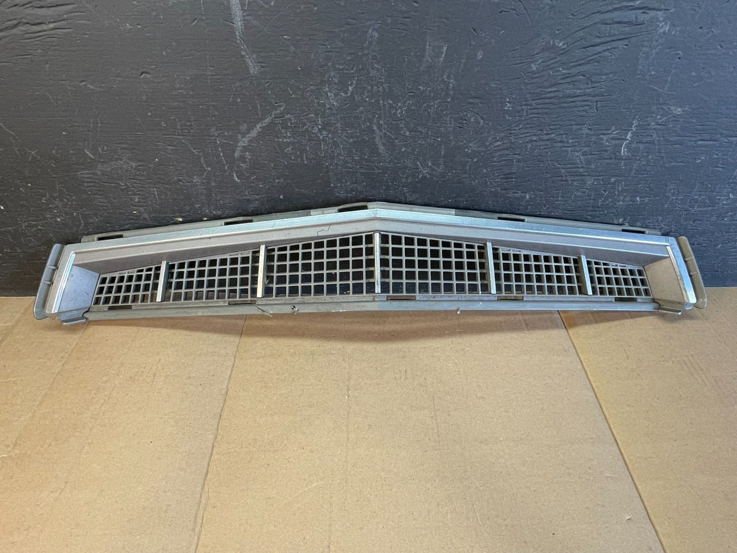 2008 to 2011 Cadillac Cts front Lower Grill Grille AC2076 DG0