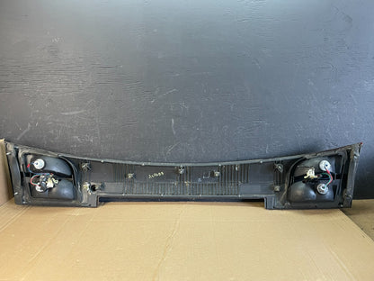 2002 - 2004 Subaru Outback Trunk Hatch Lid Tail Light Panel Center AC9688 DG6