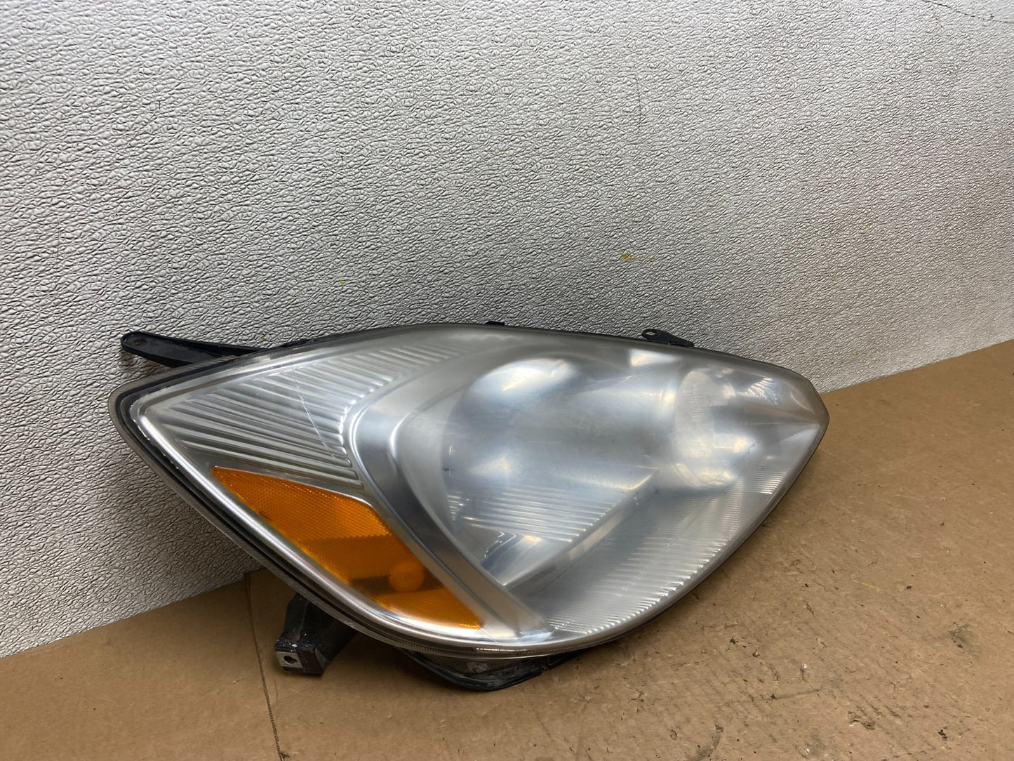 2004-2005 Toyota Sienna Driver Right Passenger Halogen Headlight OEM Z7672 PS2