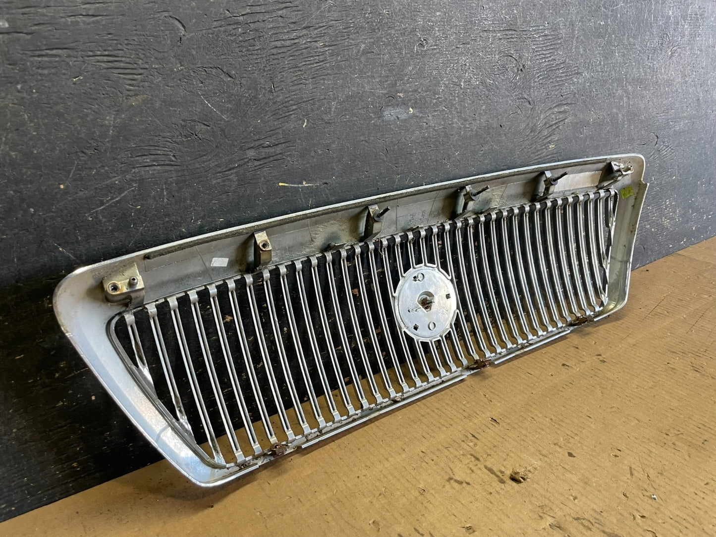 2003 to 2005 Mercury Grand Marquis Front Upper Grill Grille OEM aa5892 DG4