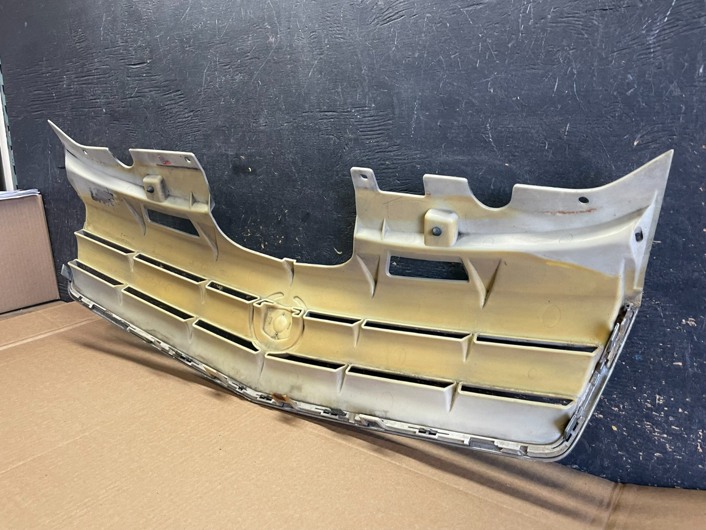 2004 to 2005 Cadillac SRX Front Upper Grille Grill OEM AB2943 DG7