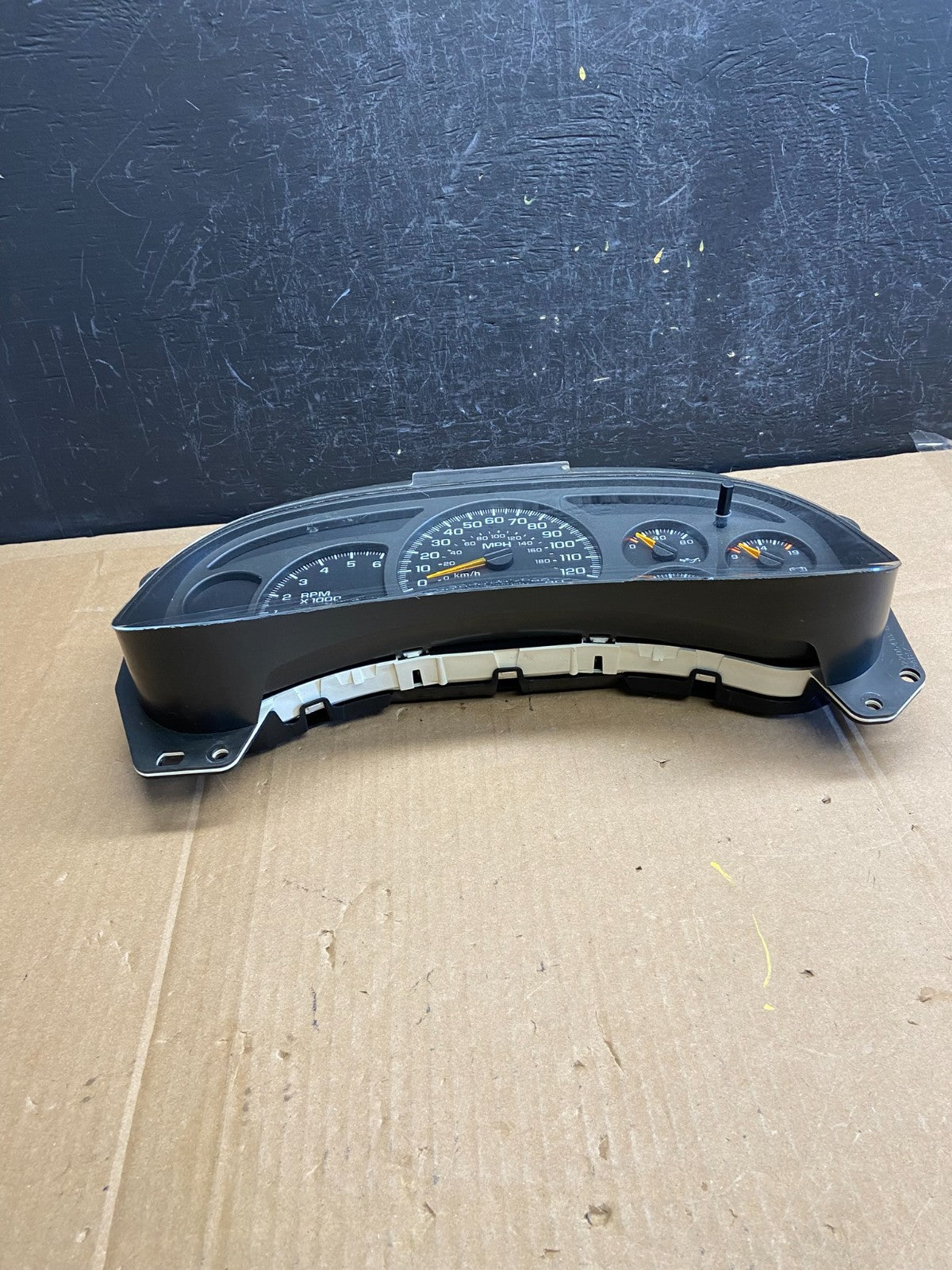 2003 to 2006 Chevrolet Silverado Yukon Cluster Gauge Speedometer AD2136 DG4
