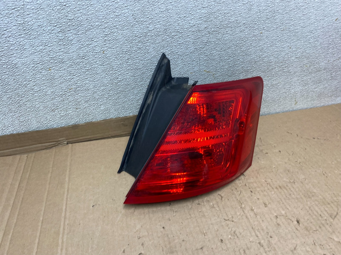 2014 to 2018 Ford Taurus Interceptor Right Passenger RH Tail Light U8368 DW2