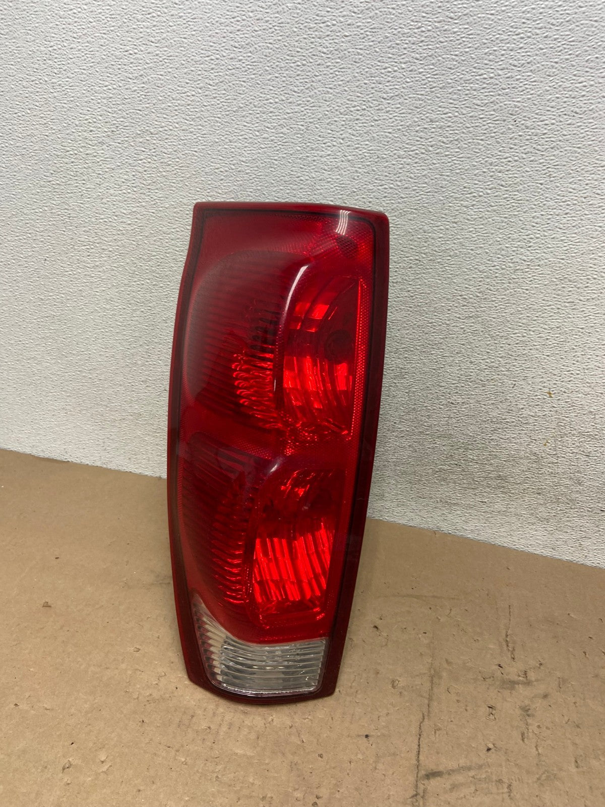 2002 to 2006 Chevrolet Avalanche Left Driver LH Tail Light AG5529 LK0