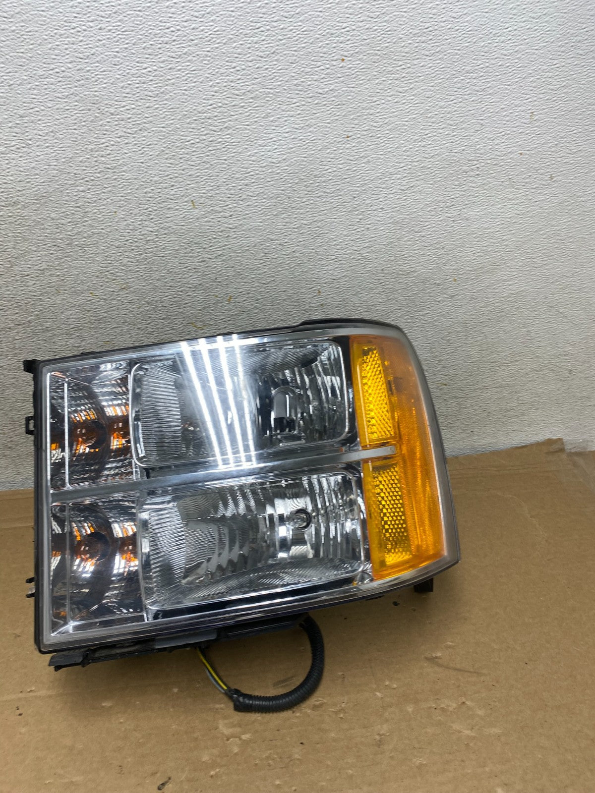 2007 - 2014 GMC Sierra Left Driver LH Side Halogen Headlight AH8260 DW0