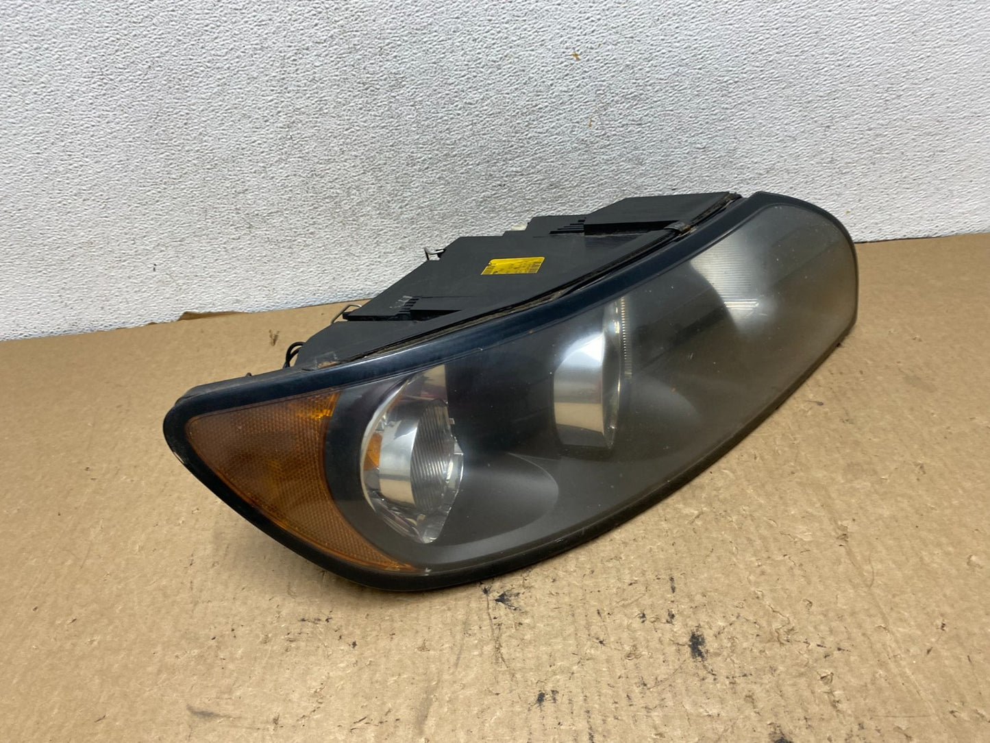 2004 to 2007 Volvo S40 Right Passenger Side Headlight AG2407 DW2