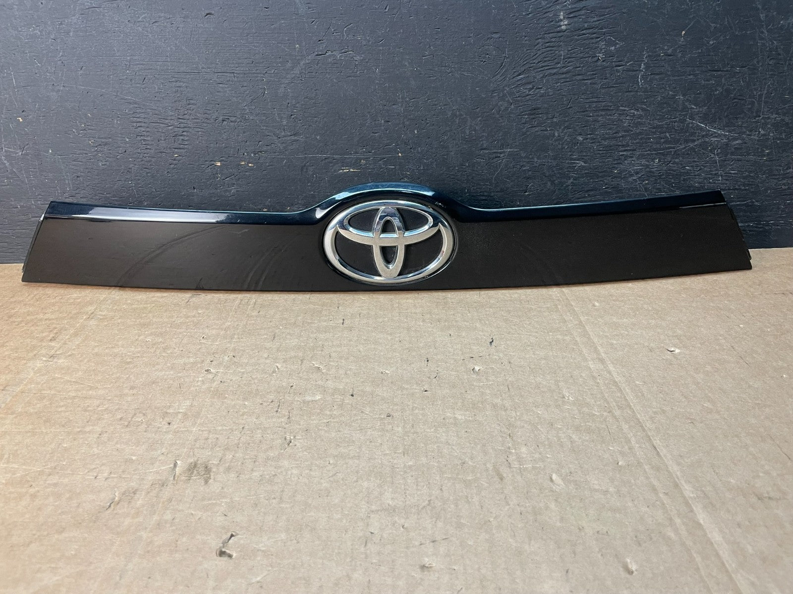 2014 to 2018 Toyota Highlander Tailgate Trunk Trim Molding Handle AE8446 DG0