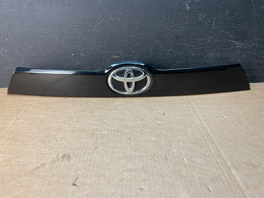 2014 to 2018 Toyota Highlander Tailgate Trunk Trim Molding Handle AE8446 DG0