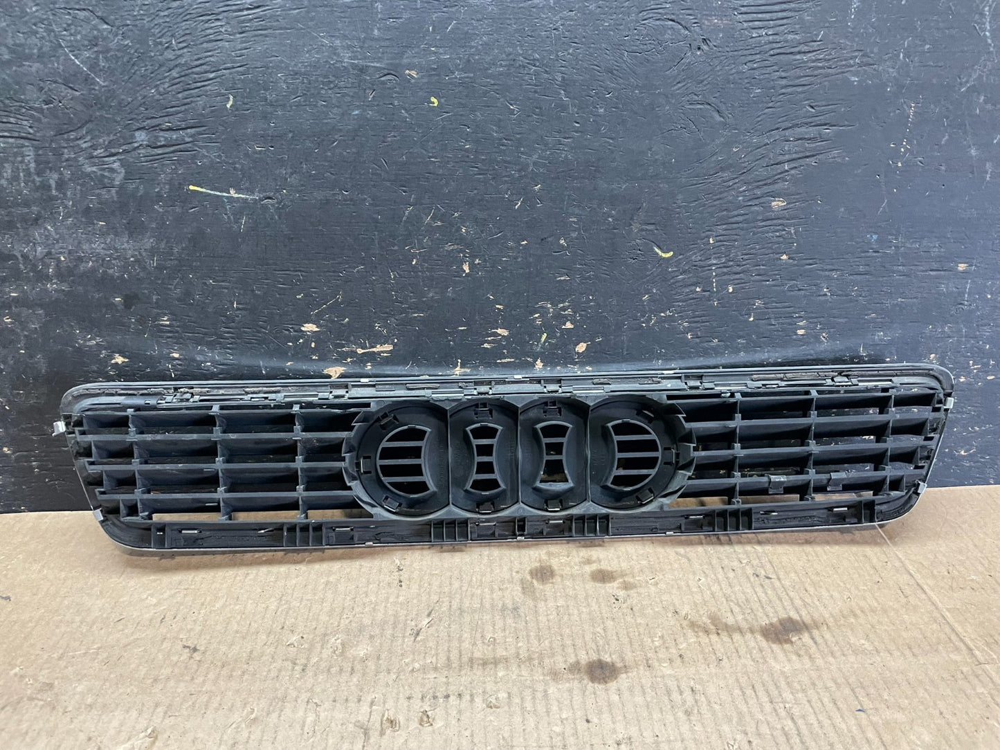 2000 to 2002 Audi A4 Upper Front Grill Grille y9644 DG3