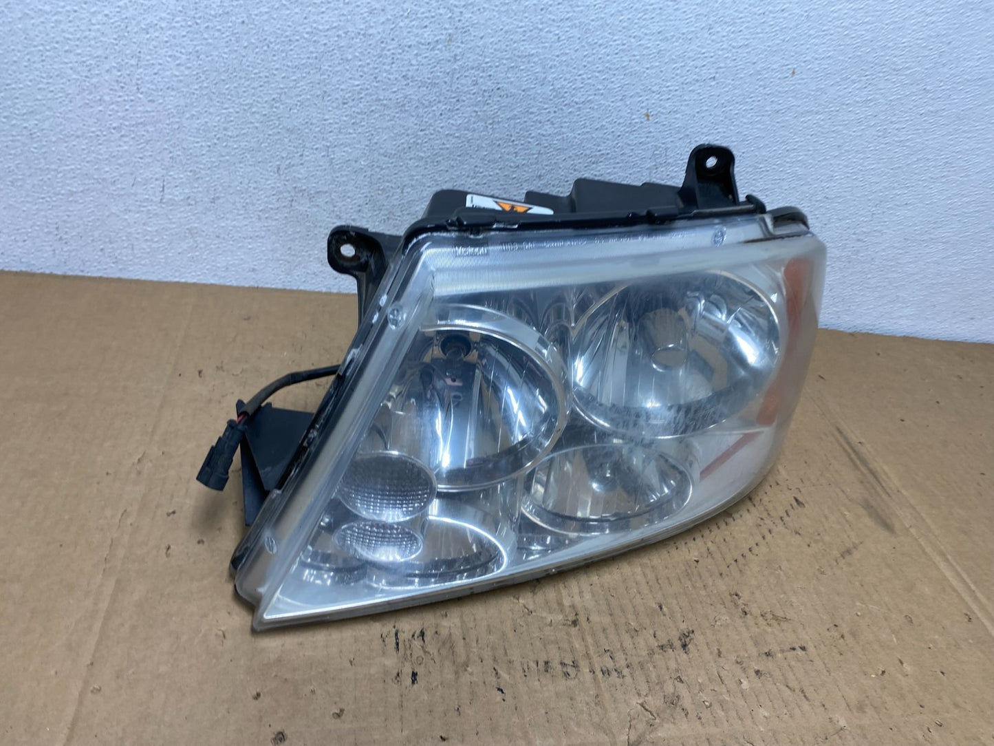 Xenon 2003-2006 Lincoln Navigator Left Driver Side Headlight AD1077 DW2