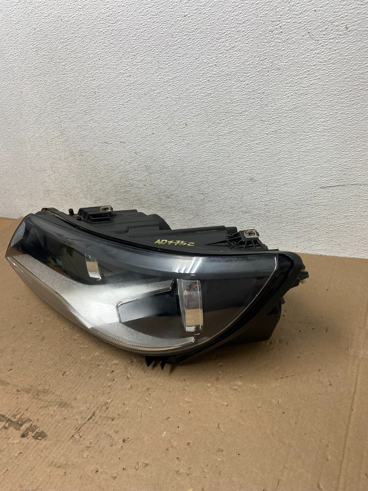 2012 to 2018 Volkswagen Tiguan Left Driver LH Halogen Headlight AD7752 DW2