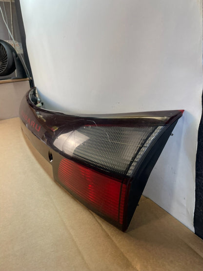 2002 - 2004 Subaru Outback Trunk Hatch Lid Tail Light Panel Center ag0774 DG1