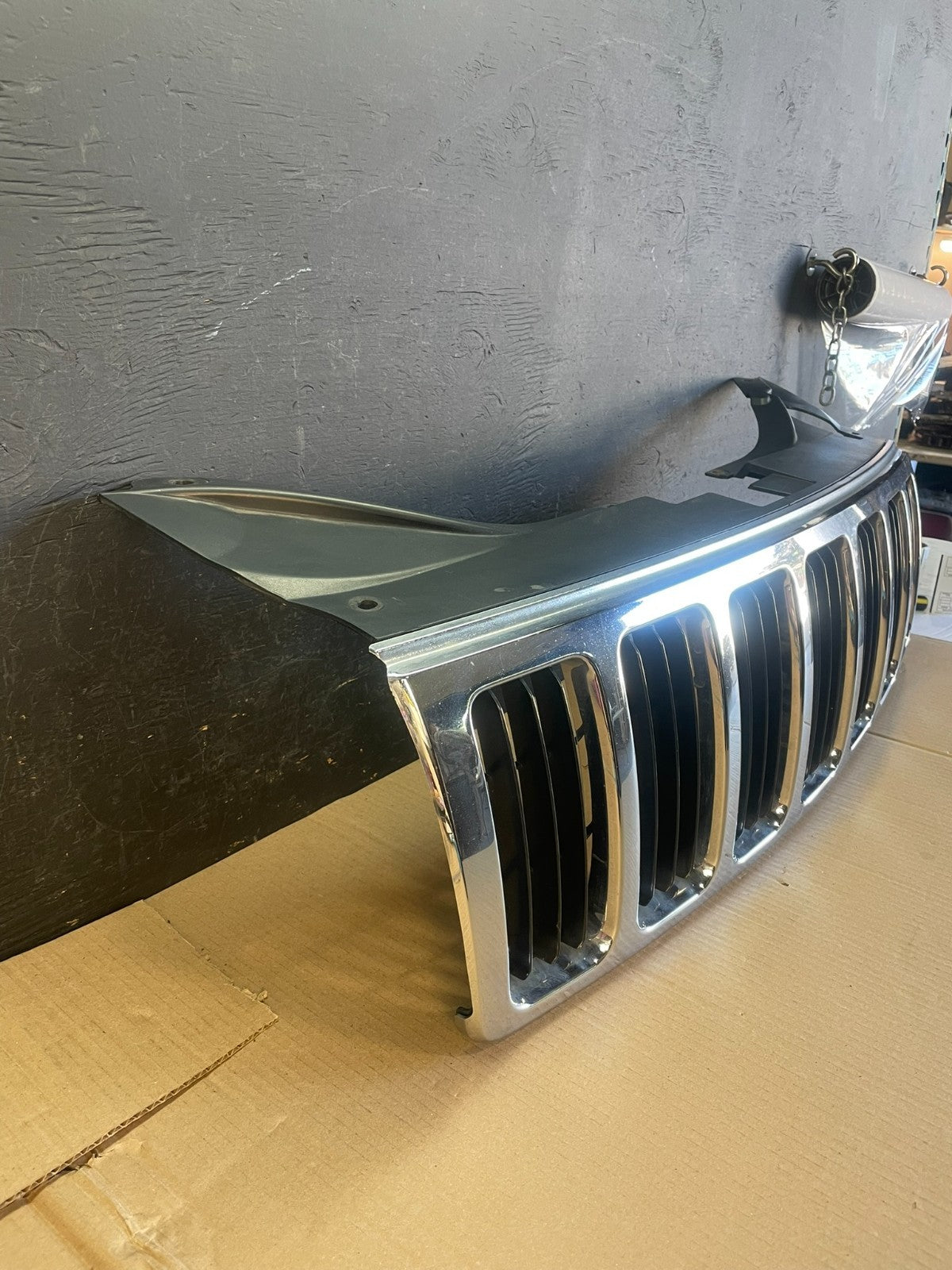 2005 2006 2007 Jeep Grand Cherokee Front Upper Grill Grille AE3496 DG2