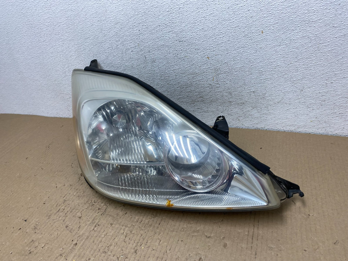 2004-2005 Toyota Sienna Right Passenger Halogen Headlight AF2826 DW1
