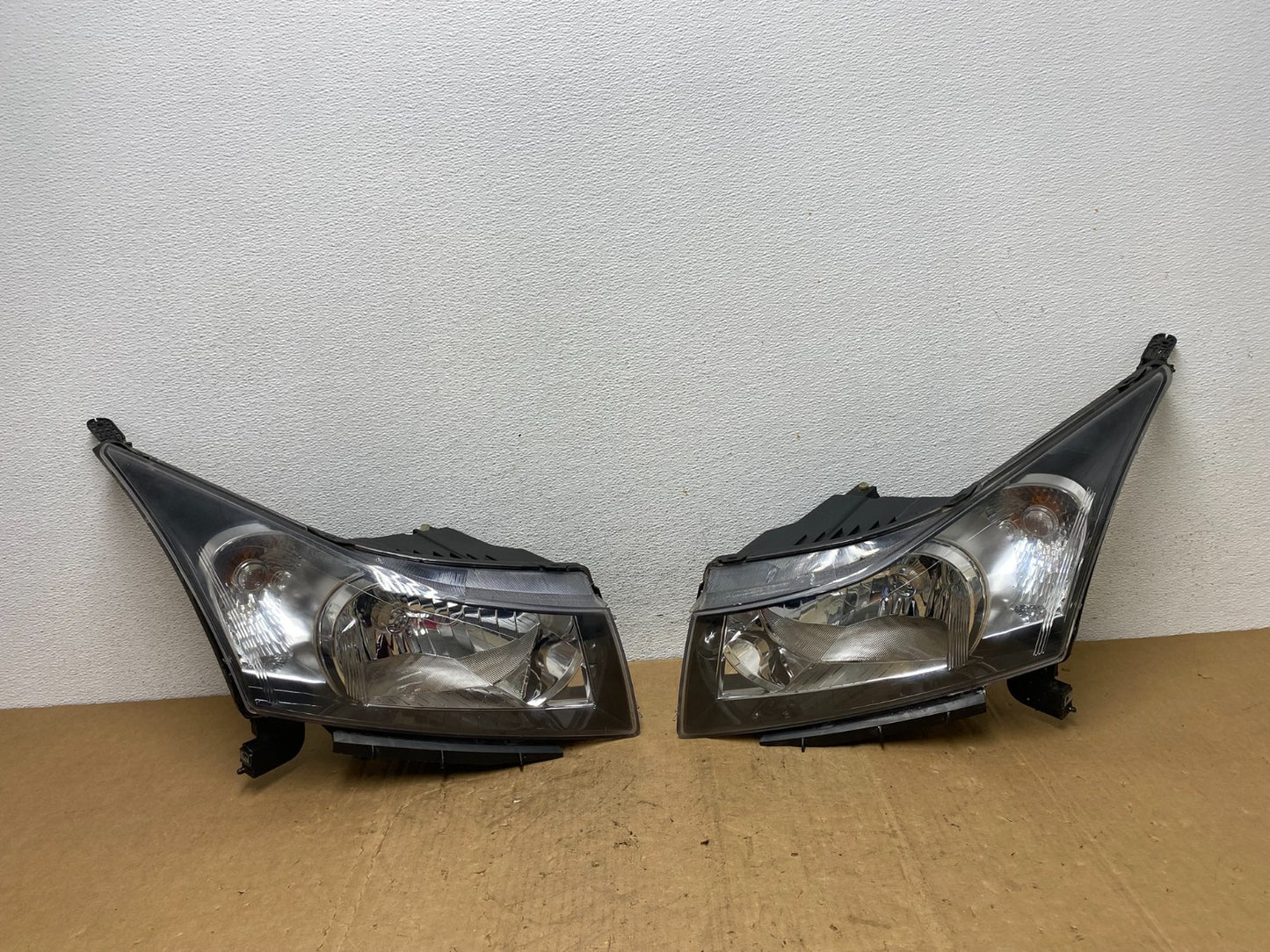 2011 to 2015 Chevrolet Cruze Halogen Left+Right Set Headlights AD1362 DW0