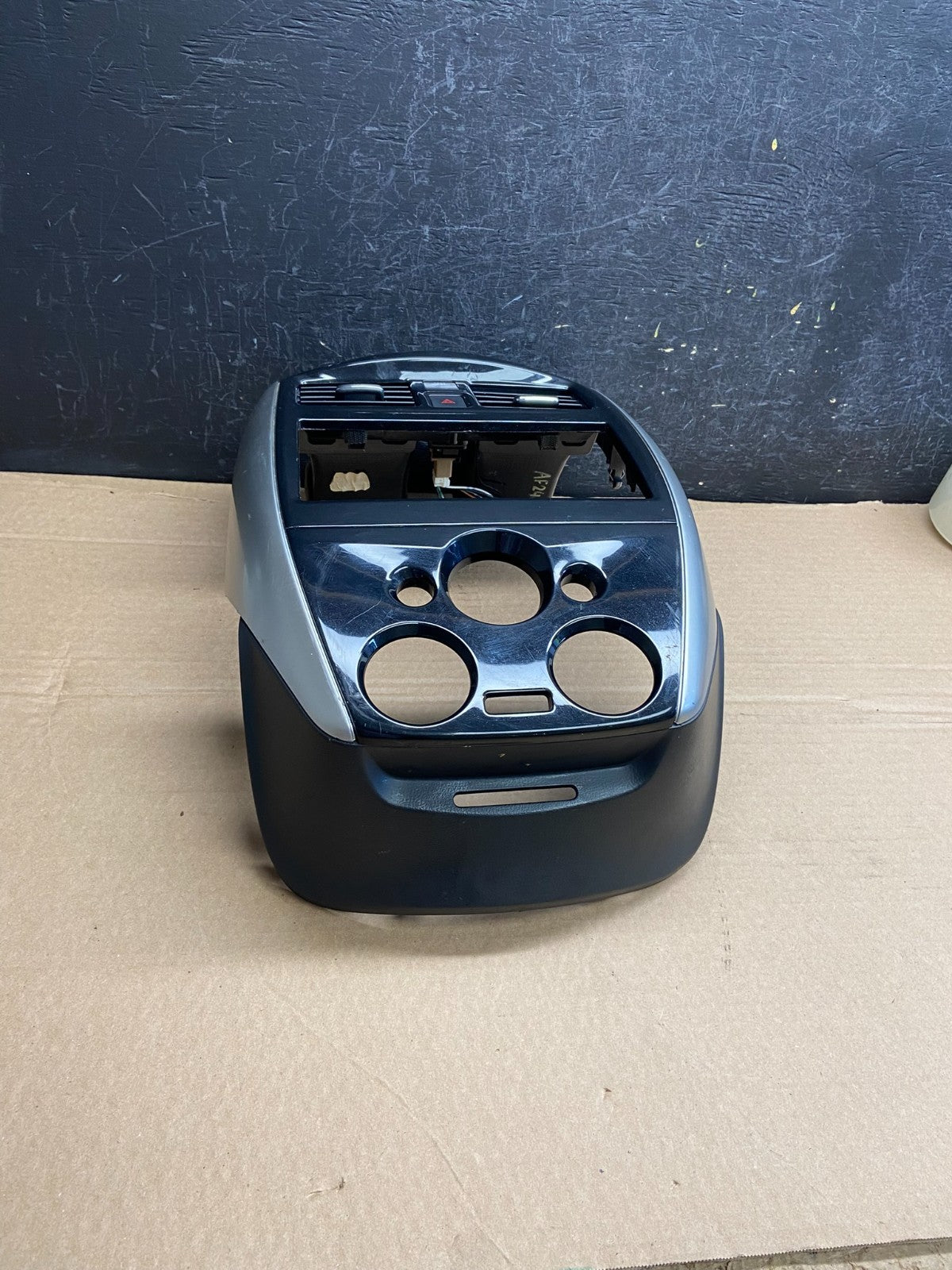 2015-2019 Nissan Versa Center Dash Radio Climate Bezel Air Vent af2404 DG3