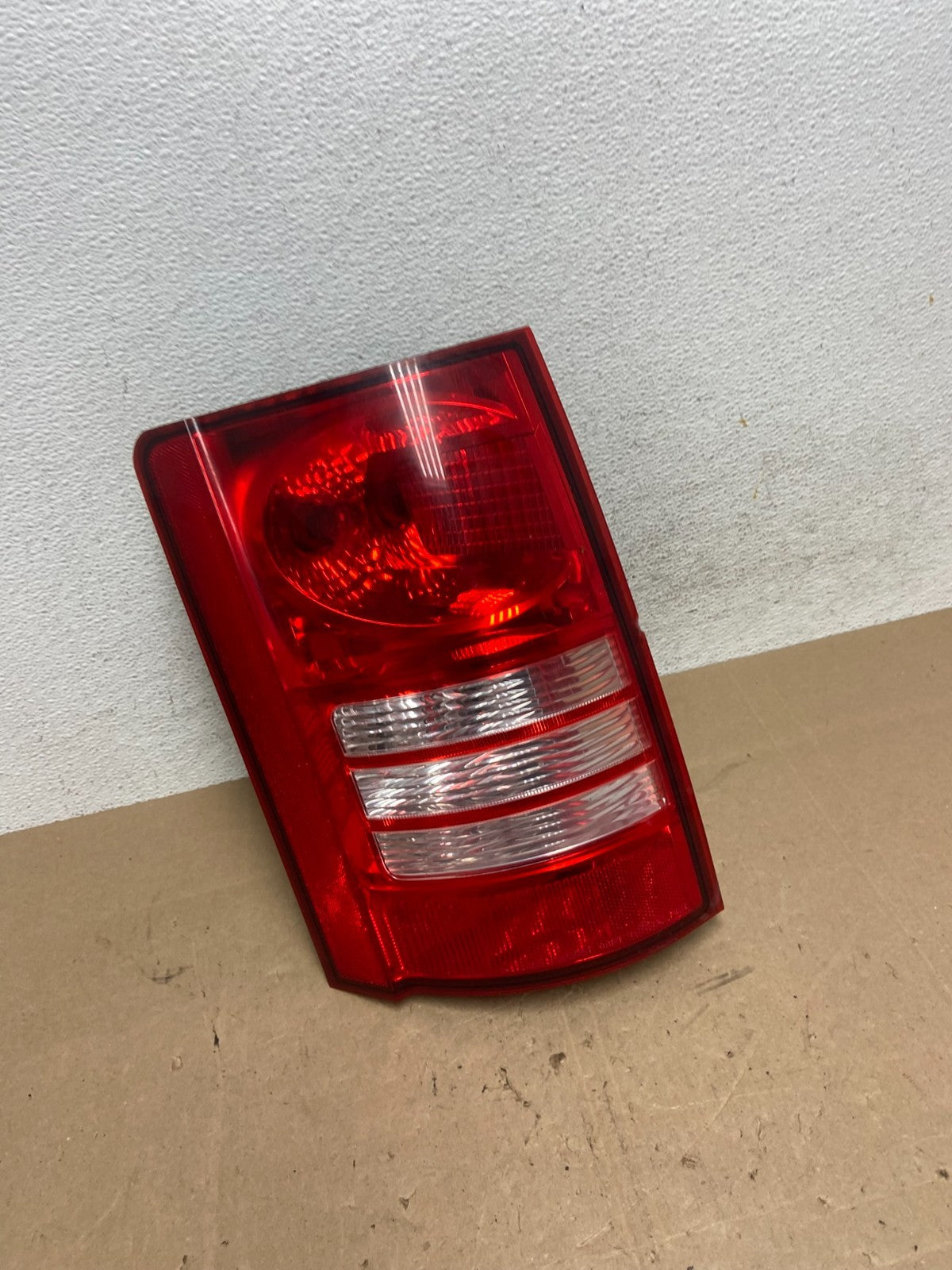 2008-2010 Chrysler Town and Country Left Driver Tail Light AE6014 DW2