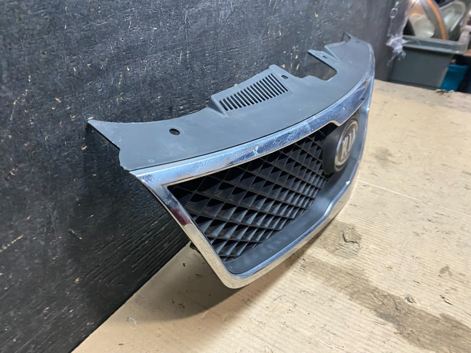 2010 to 2012 Kia Forte Front Upper Bumper Grill Grille X3567 DG2
