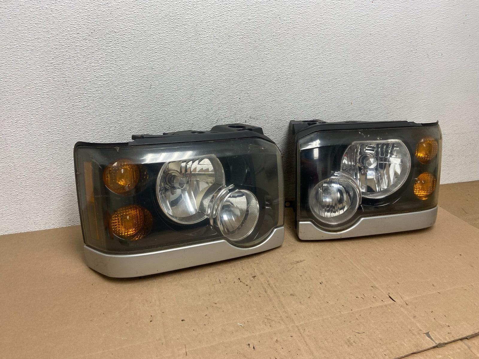 2003 - 2004 Land Rover Discovery Left+Right Set Halogen Headlights AE6028 DG2
