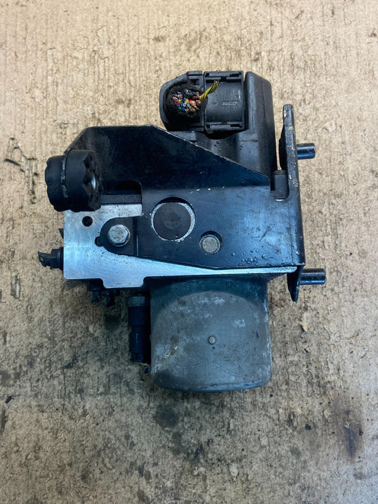 2016 - 2018 Kia Sorento ABS Anti-Lock Brake Pump 6758969 OEM Z8945 DG0