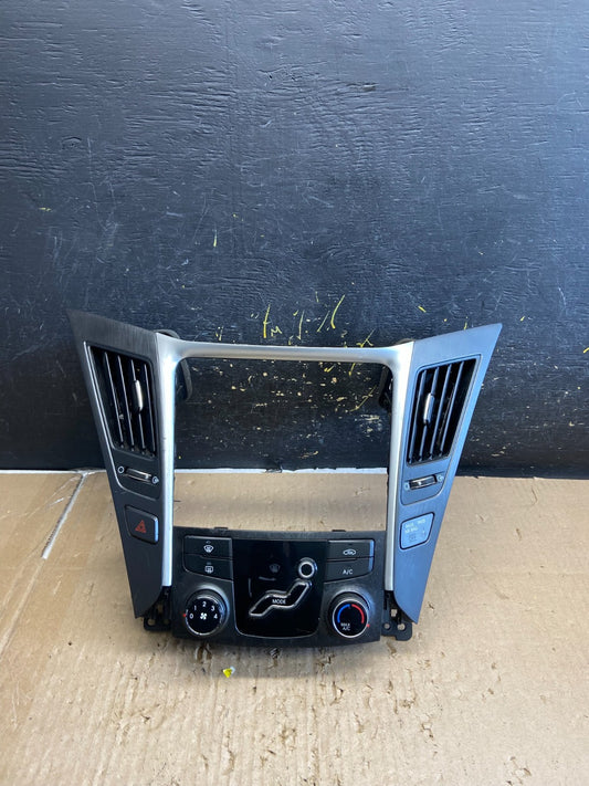 2011 - 2014 Hyundai Sonata Center Radio Climate Control Air Vent Bezel ab5607 DG0