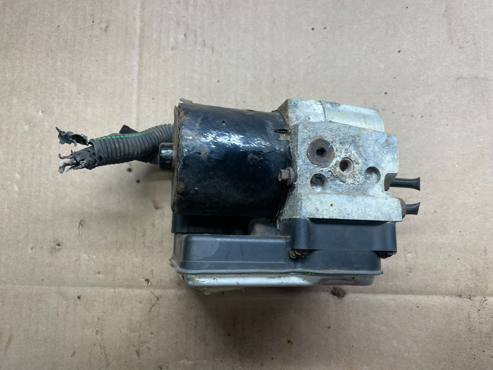 2004-07 Chevrolet Express ABS Pump Control 13567136 Module Q1434 DG0