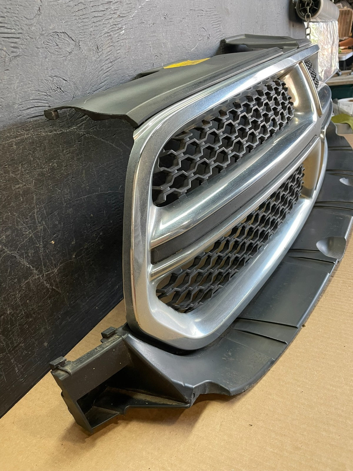 2011 to 2013 Dodge Durango Front Upper W/Emblem Grill Grille AF3731 DG2