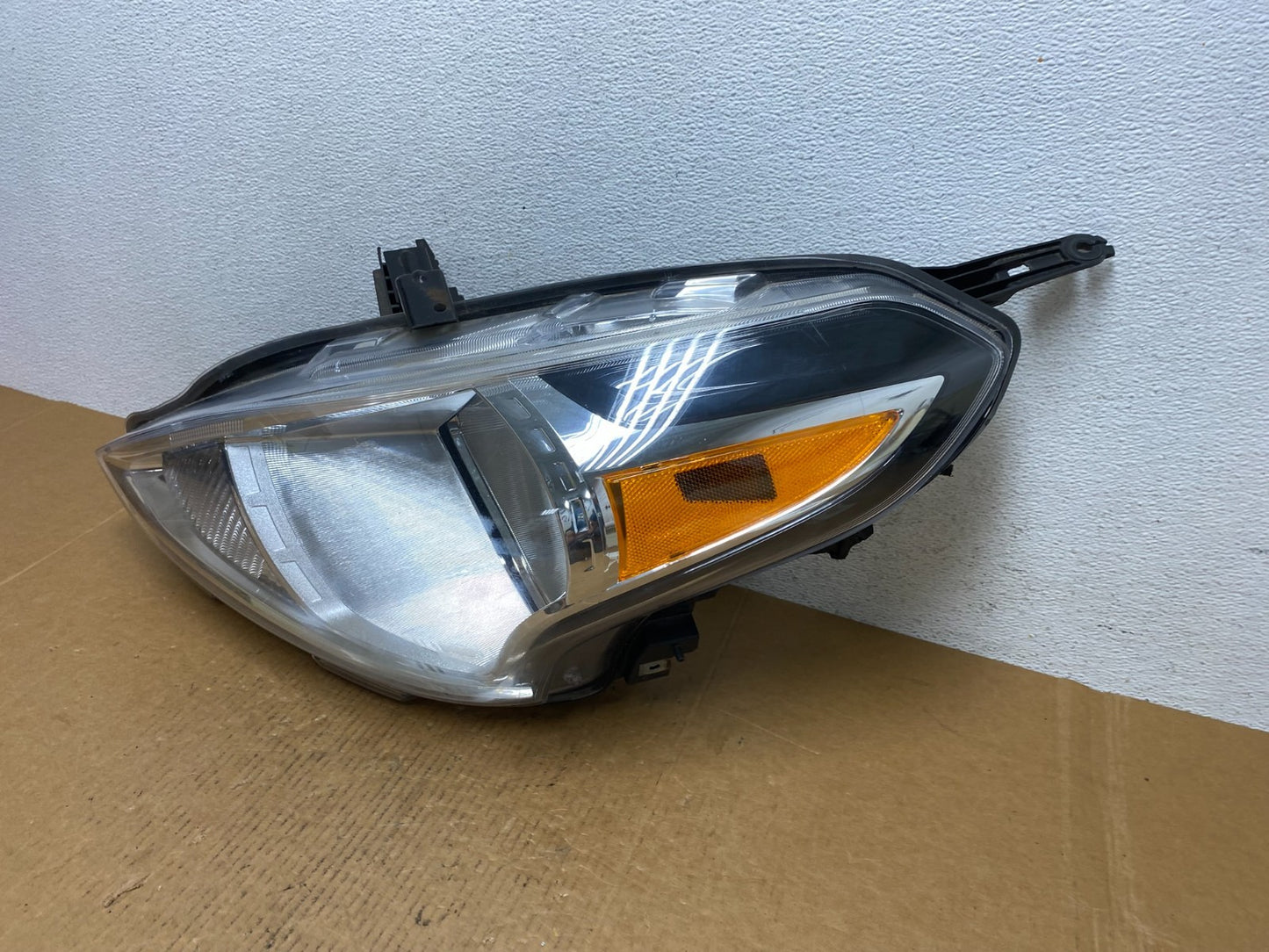 2015 to 2019 Nissan Versa Headlight Left Driver Lh Side AD9270 DW1