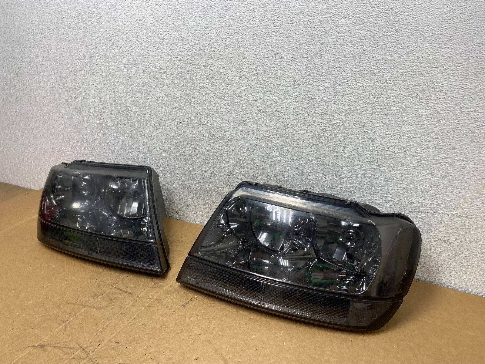 1999 - 2004 Jeep Grand Cherokee Left+Right Set Halogen Headlights AD6329 DW1