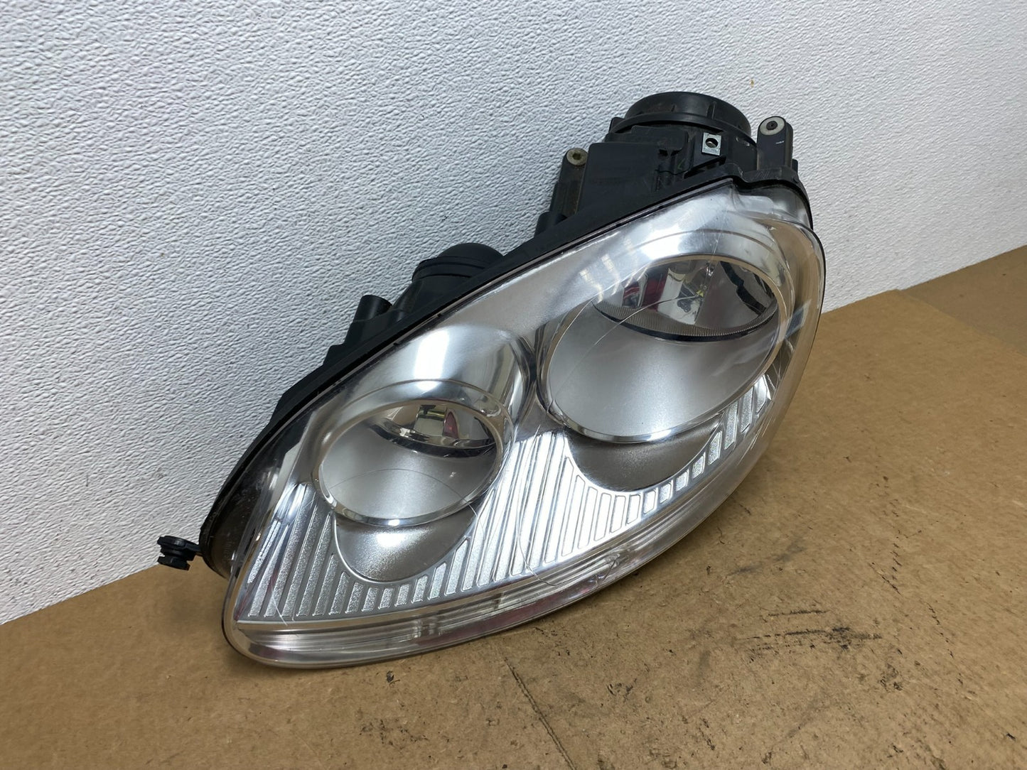 2005 to 2010 Volkswagen Jetta Left Driver LH Side Headlight Halogen AD2424 DW2