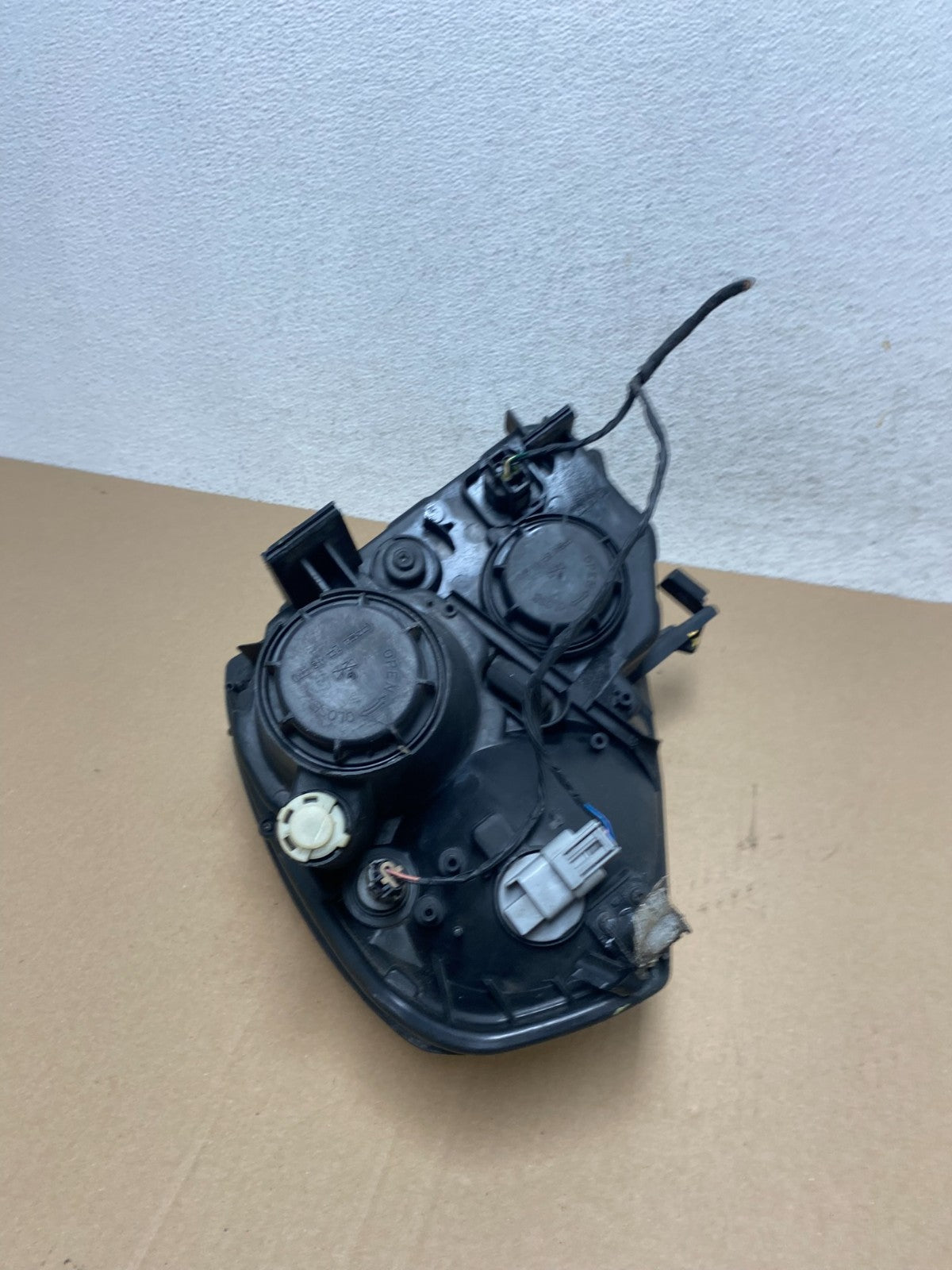 2008-2012 Kia Sedona Right Passenger RH Side Headlight Halogen AE7139 DW9