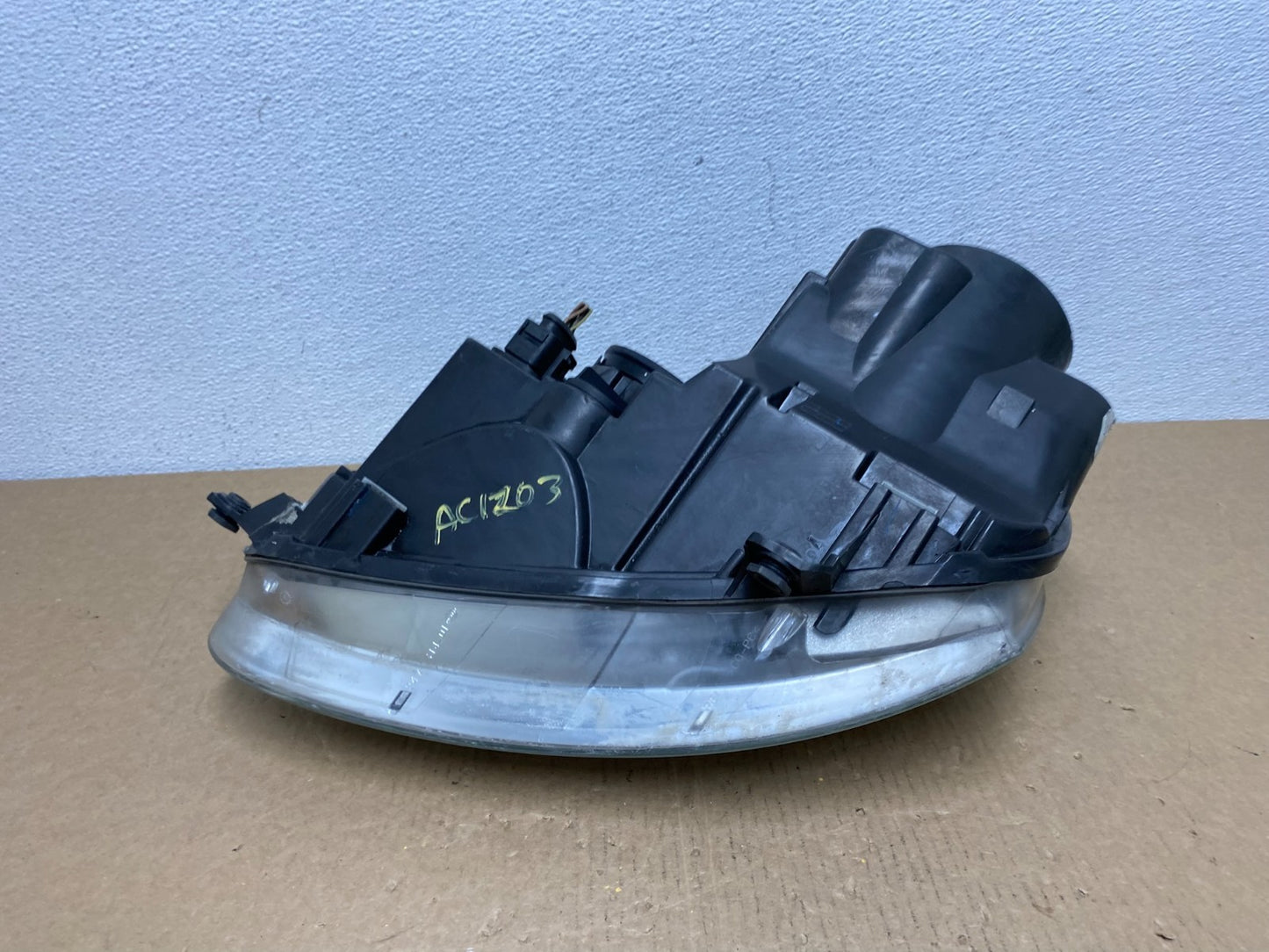 2005 - 2010 Volkswagen Jetta Right Passenger RH Side Headlight Halogen AC1203 DW8