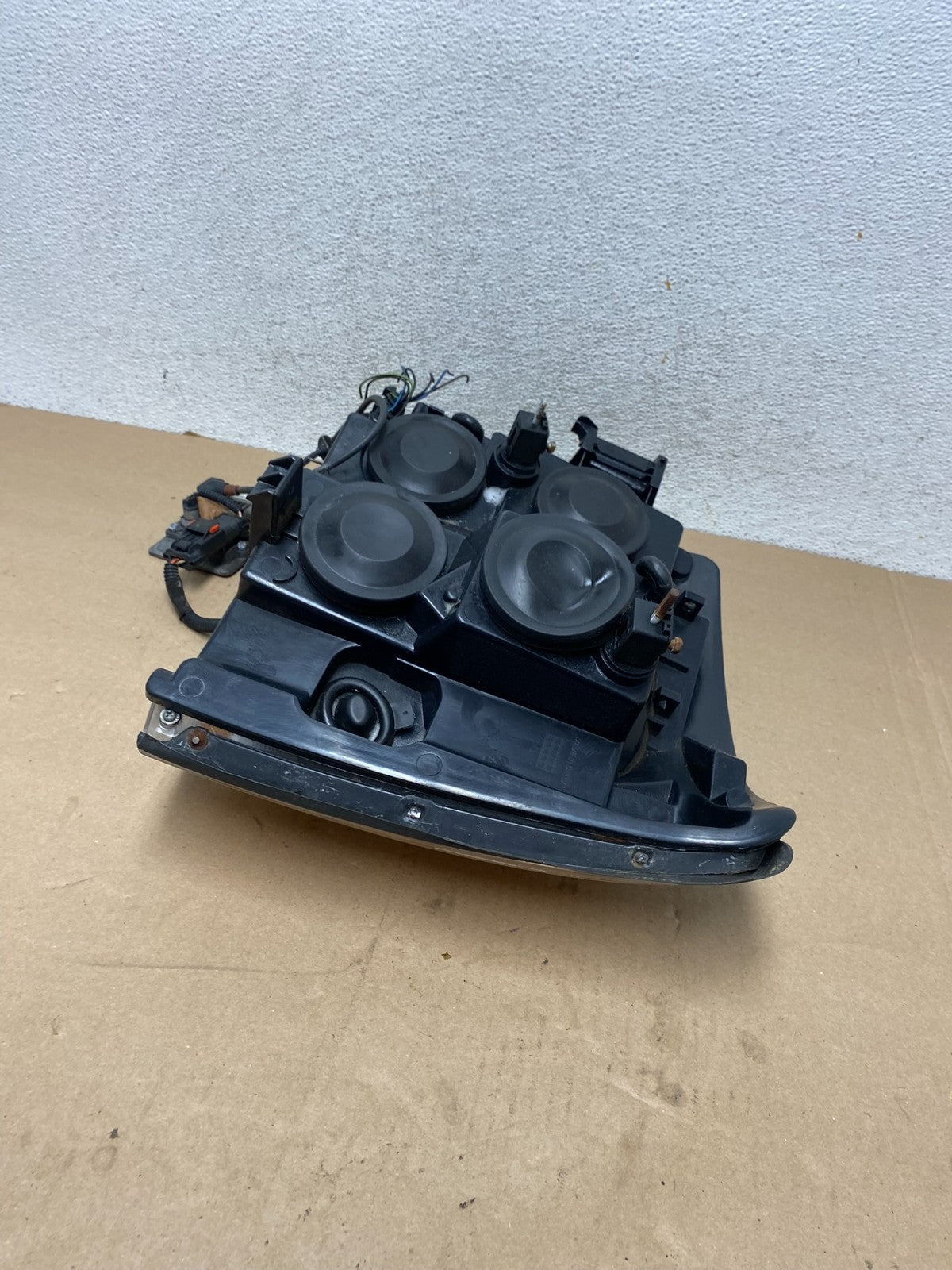 2002-2006 Cadillac Escalade Right Passenger Side Xenon HID Headlight AG45306