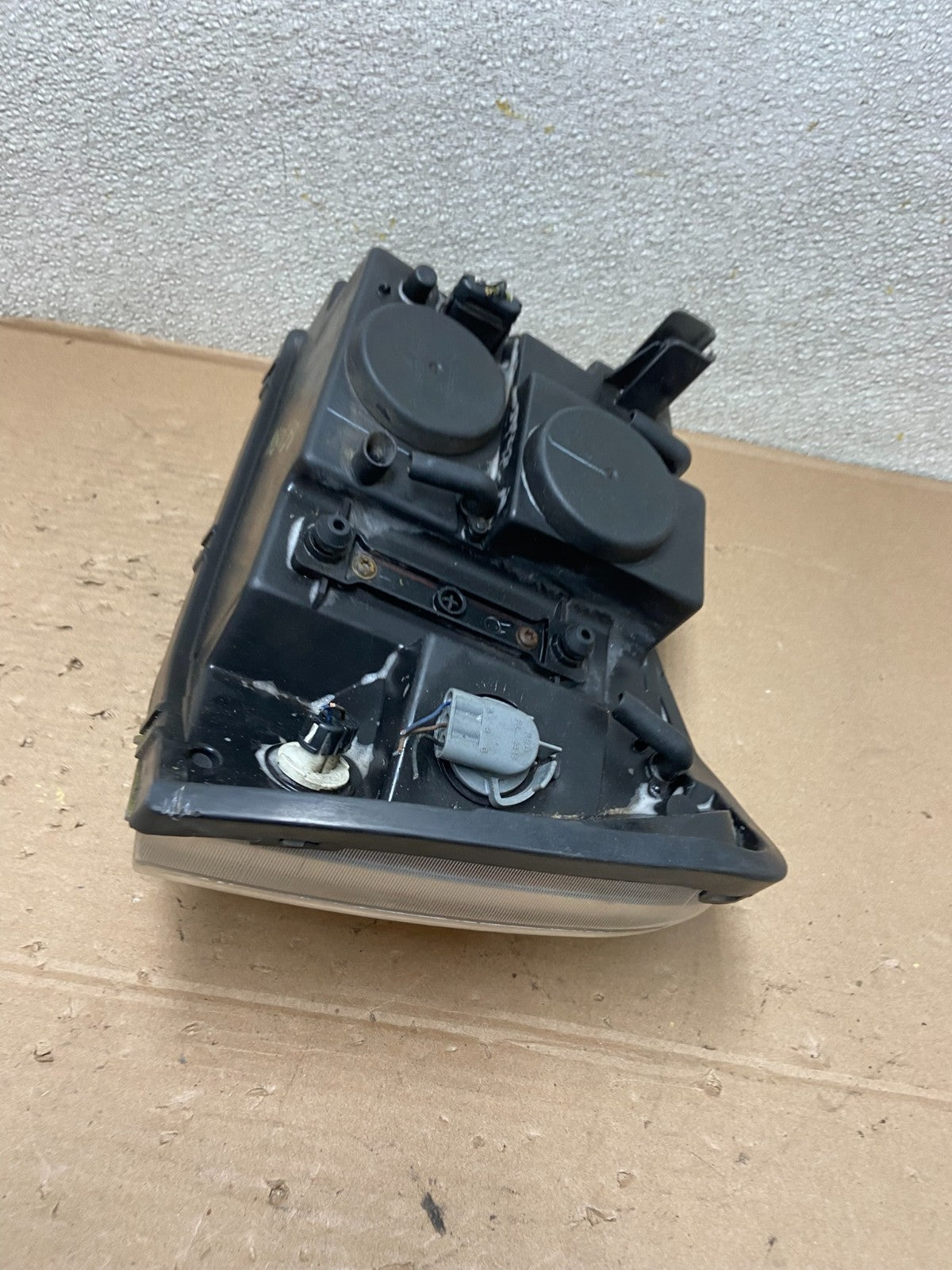 2002 to 2009 Gmc Envoy Right Passenger RH Side Headlight Halogen AB0134 DW6