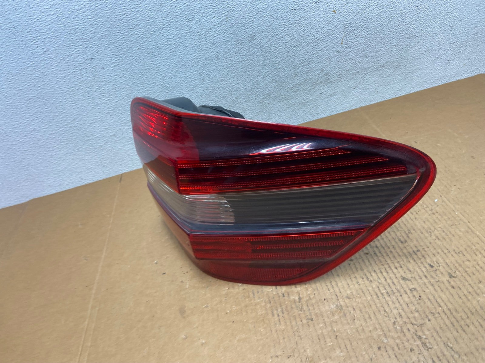 2009 to 2011 Mercedes ML350 ML-Class Right Passenger RH Tail Light AE0643 LK1