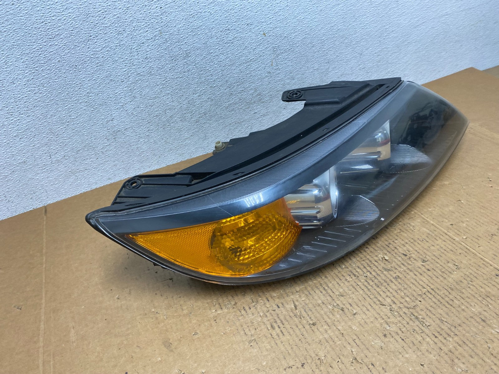 2011 to 2013 Kia Sorento Right Passenger RH Side Headlight Halogen AE1241 DW2