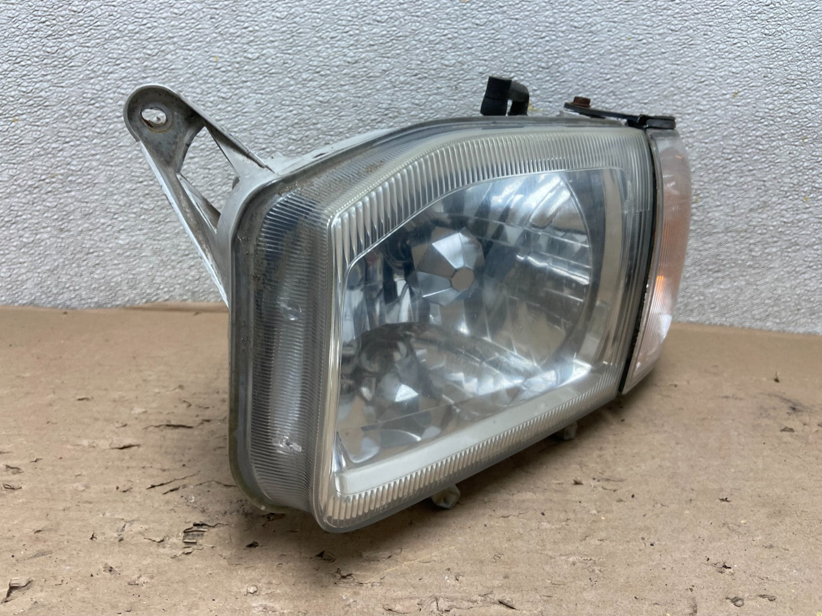 1999 to 2004 Nissan Pathfinder Left Driver Halogen Headlight Oem AB0905 DW2