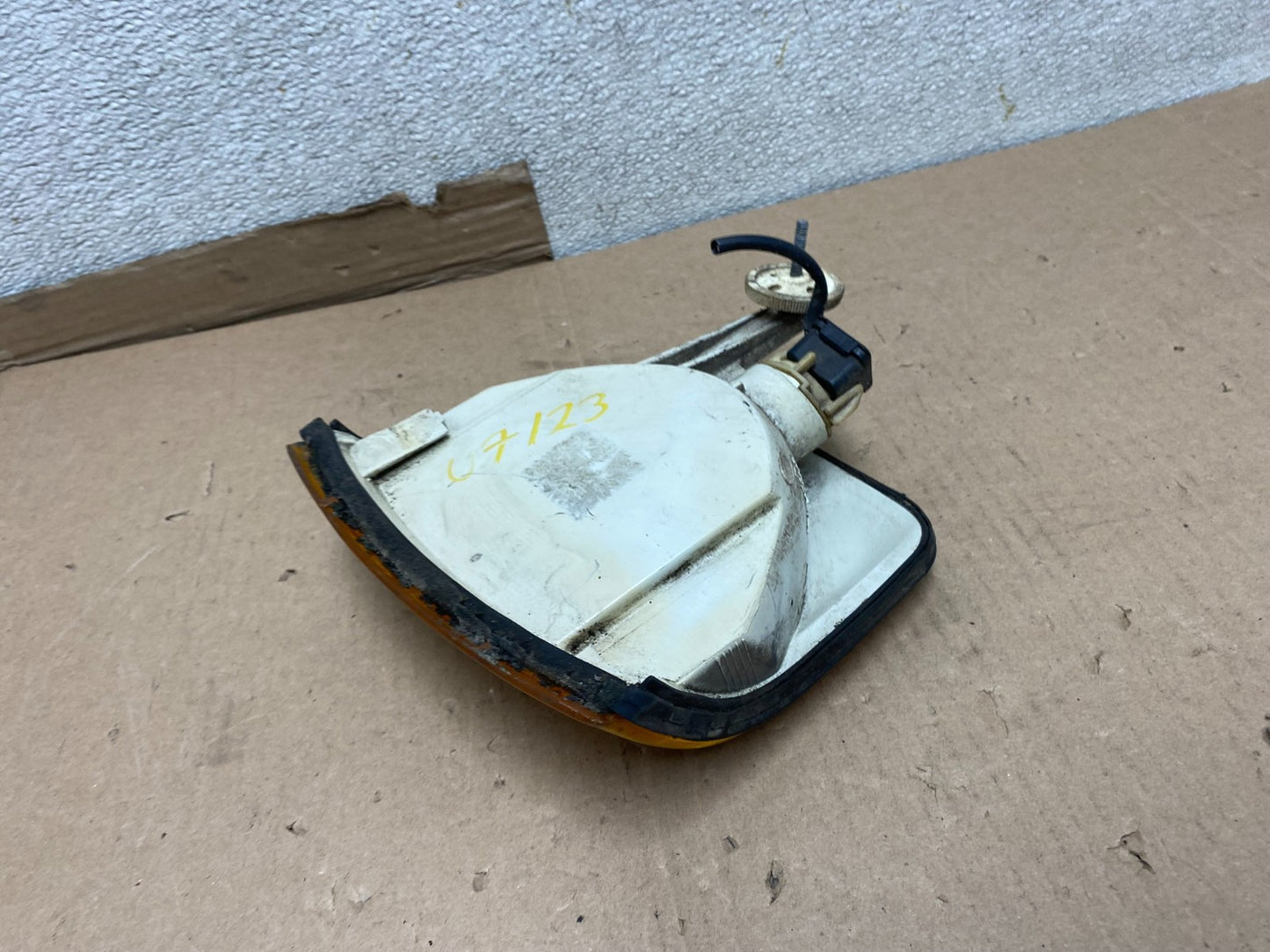 1986-1991 Mercedes W126 500SL 560SEL Left Driver Headlight Turn Signal U7123 DW6
