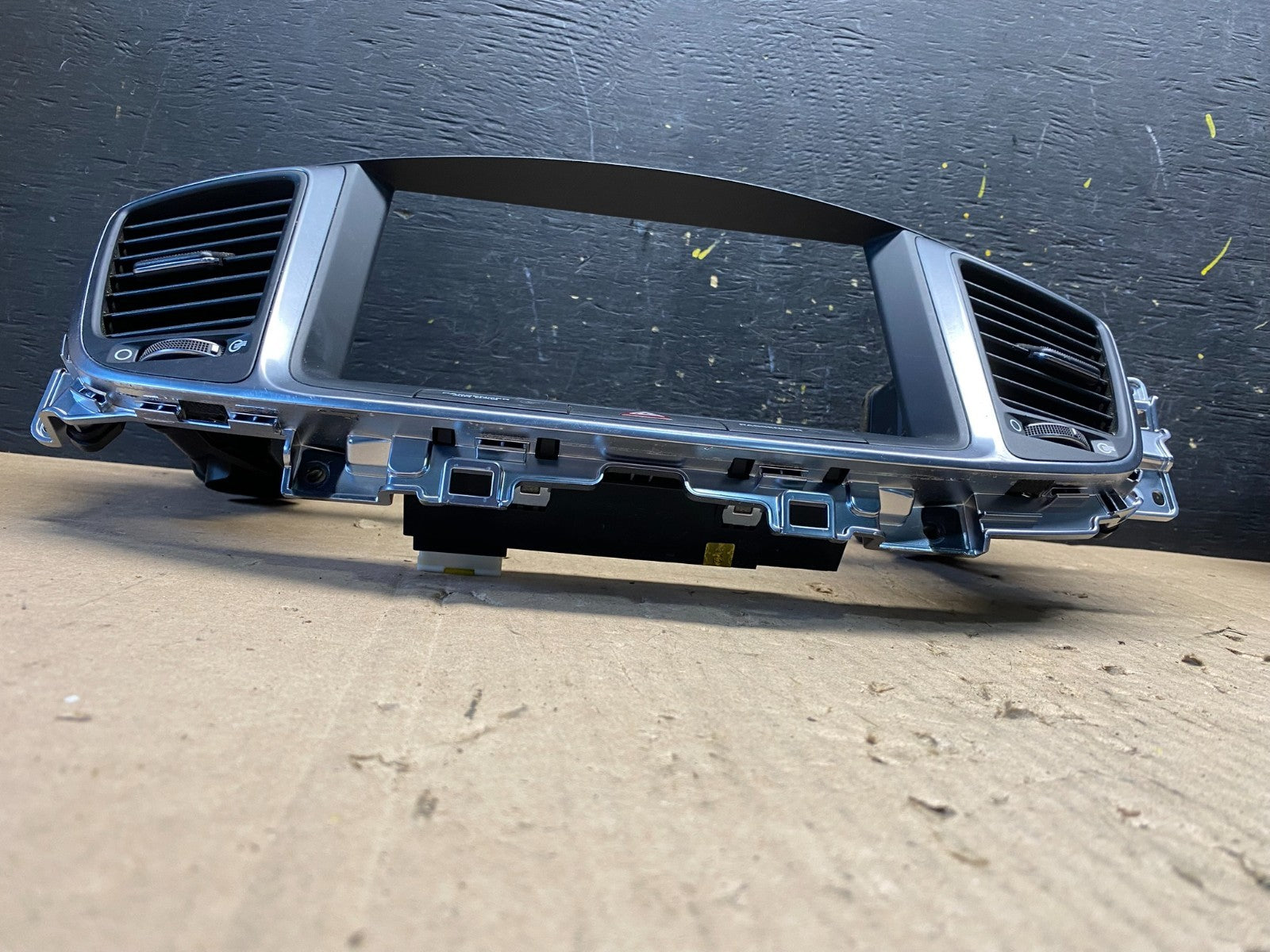 2014 2015 2016 Hyundai Equus Center Dash Radio Bezel Trim Air Vents OEM R8937 DG3
