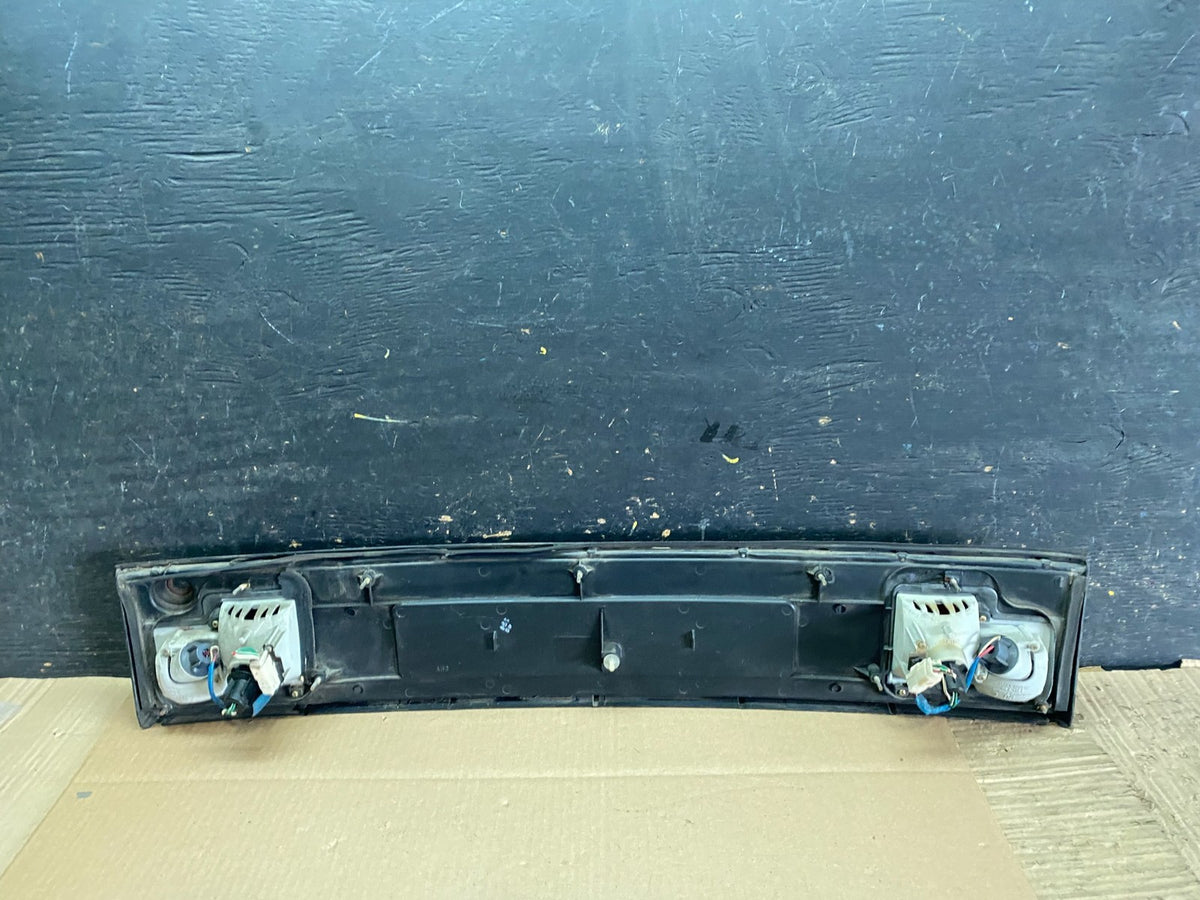 1992 1993 1994 Toyota Camry Center Trunk Rear Tail Light W5668 DG9
