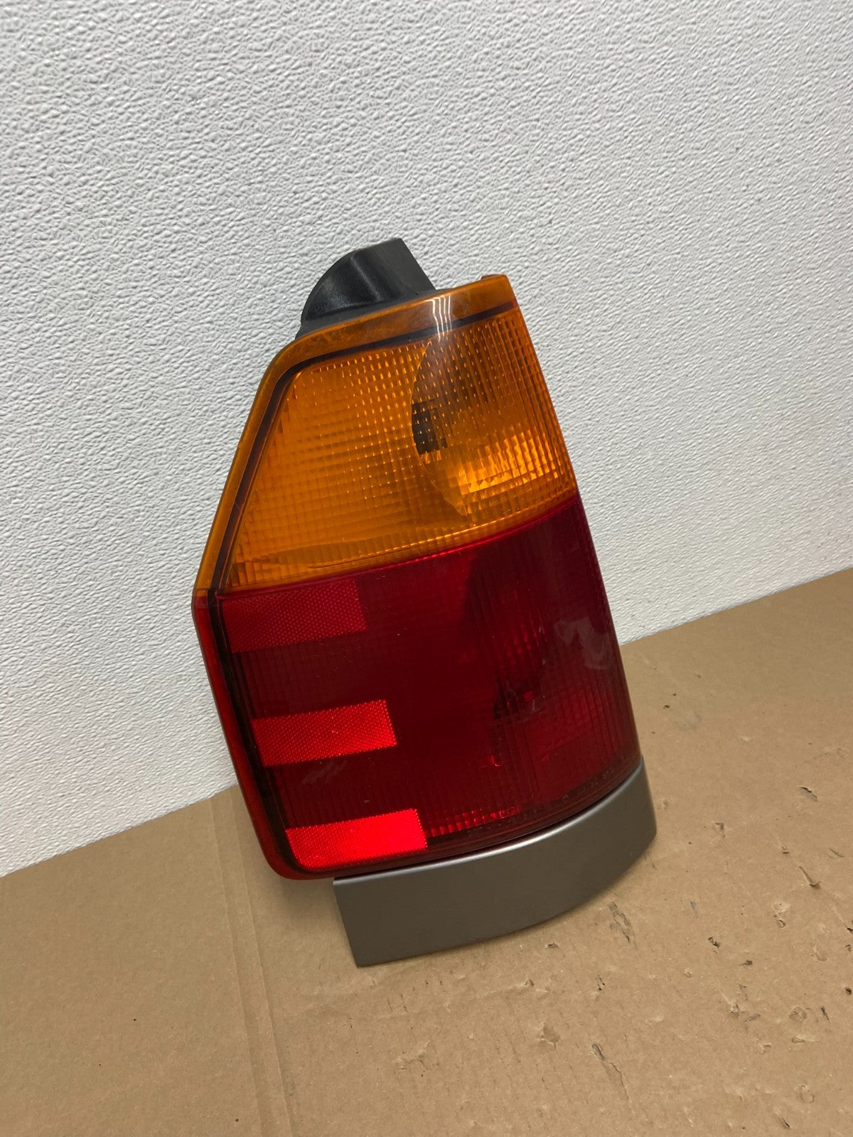 2002 to 2009 Gmc Envoy Left Driver Lh Side Tail Light OEM AB6797 DW2