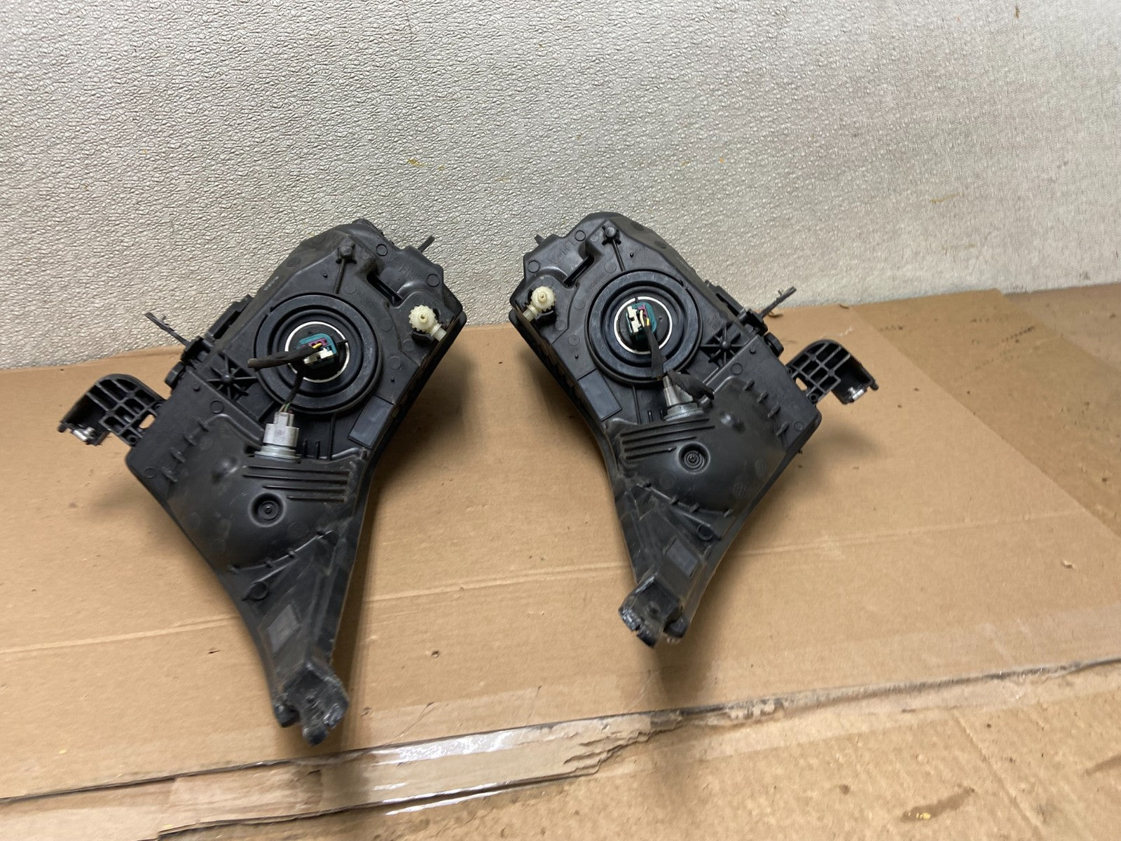 2011 to 2015 Chevrolet Cruze Halogen Left+Right Set Headlights AA9866 DW7