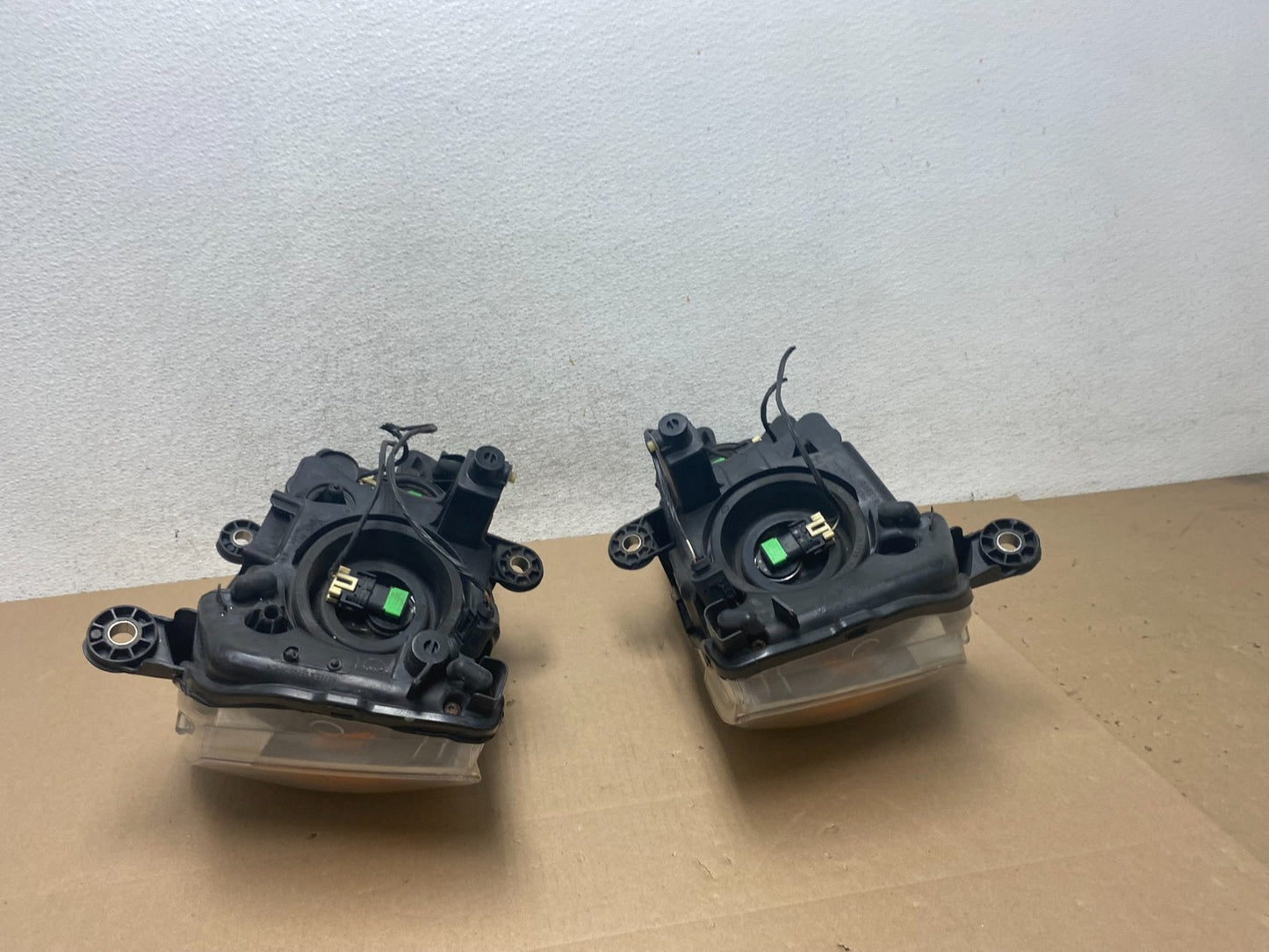 2008 to 2016 Chrysler Town and Country Left+Right Side Headlights AG5717 DW9