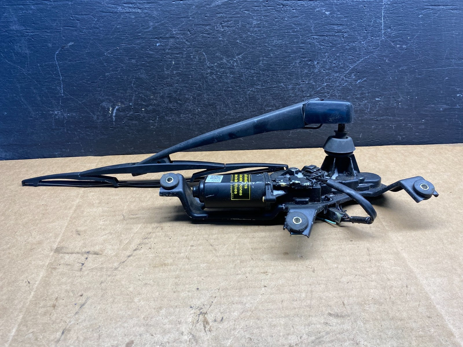 2005 to 2009 Subaru Legacy Outback Rear Windshield Wiper Motor AD75571