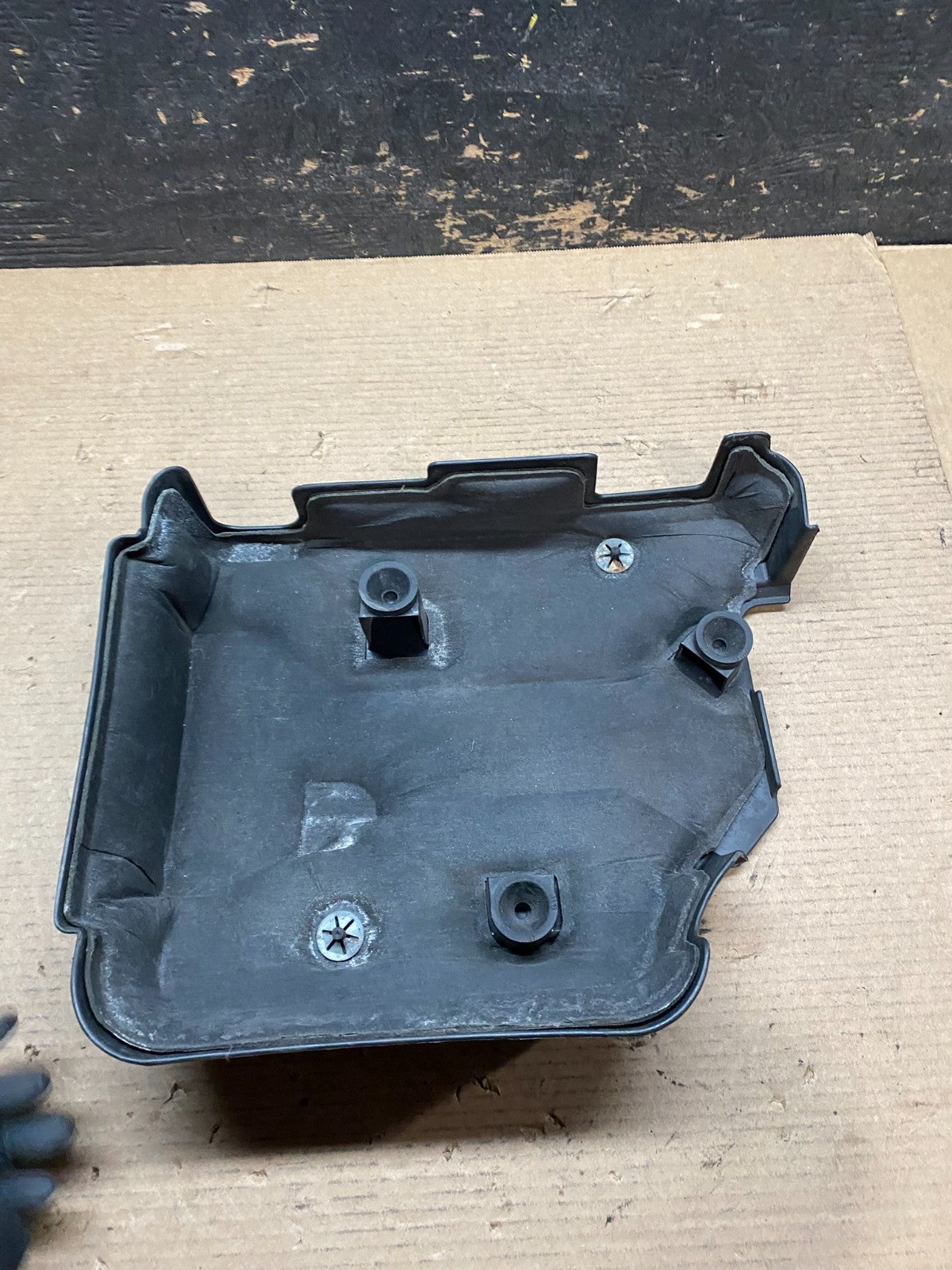 2004 2005 2006 Chevrolet Equinox Engine Cover 3.4L OEM  V7083 DG5