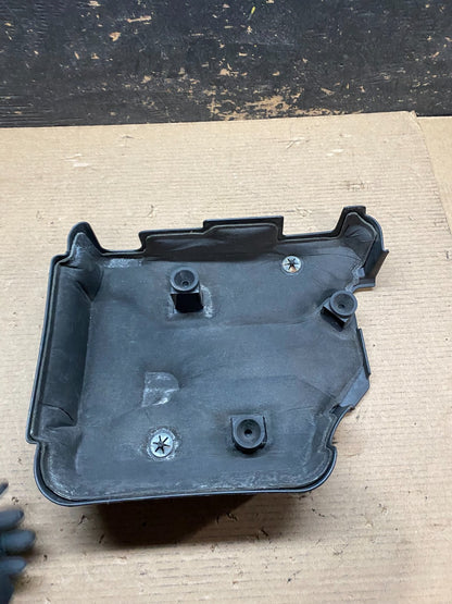 2004 2005 2006 Chevrolet Equinox Engine Cover 3.4L OEM  V7083 DG5
