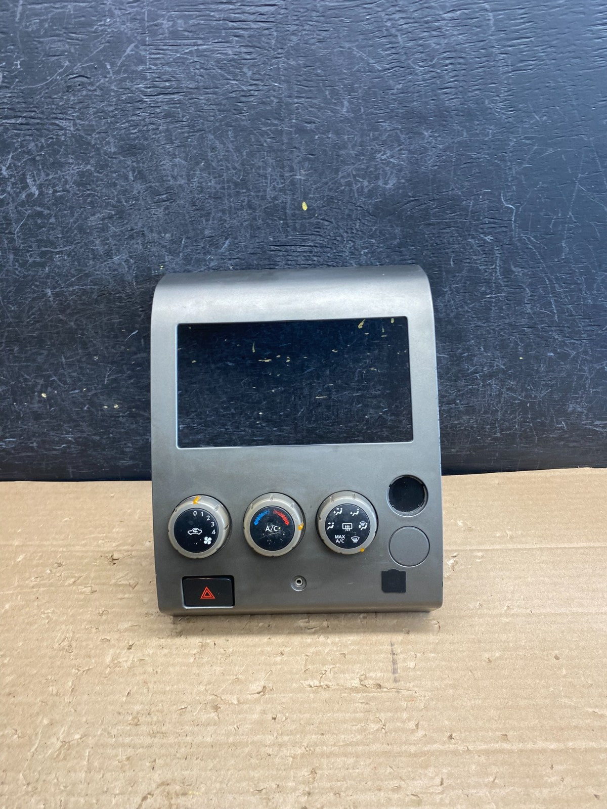 2004 - 2007 Nissan Titan Armada Radio r Climate Control Bezel Trim AG8478 DG0